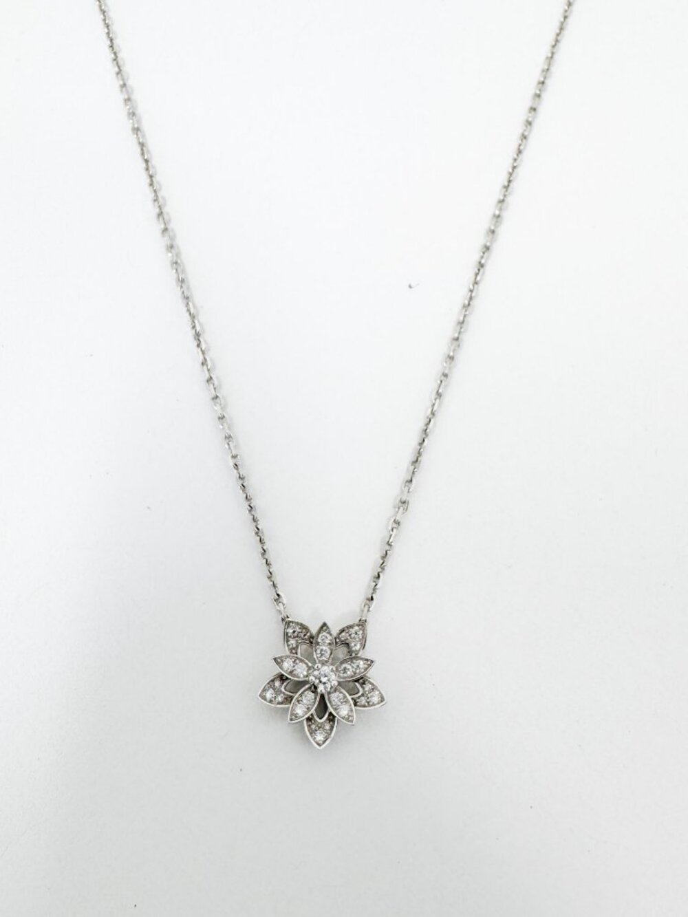 Van Cleef & Arpels Lotus openwork pendant mini model - Picture 5 of 10